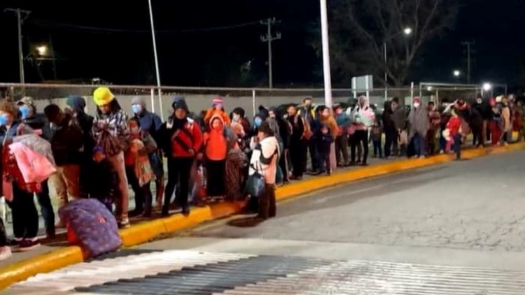 Long line of migrants turned away on Eagle Pass Bridge