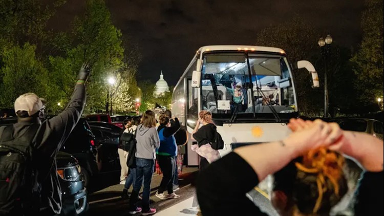 Gov. Abbott asks for private donations to bus migrants to D.C. after criticism for using taxpayer money