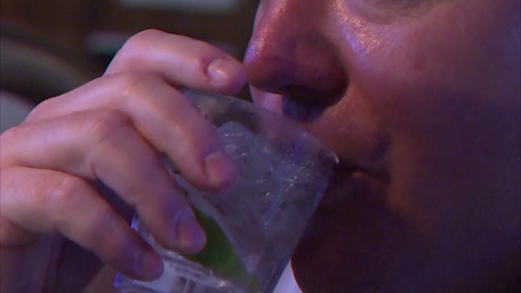 Texas restaurants, some bars can now serve mixed drinks to-go under extended waiver