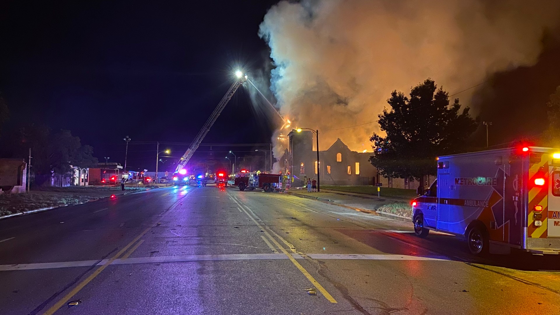 See It Now: Main Street Restaurant Engulfed In Flames – Historic Buildings Close By! - 3b20enh