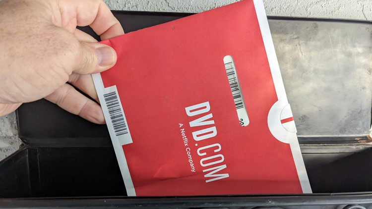 Netflix DVDs still come wrapped in red-and-white envelopes for dedicated fans