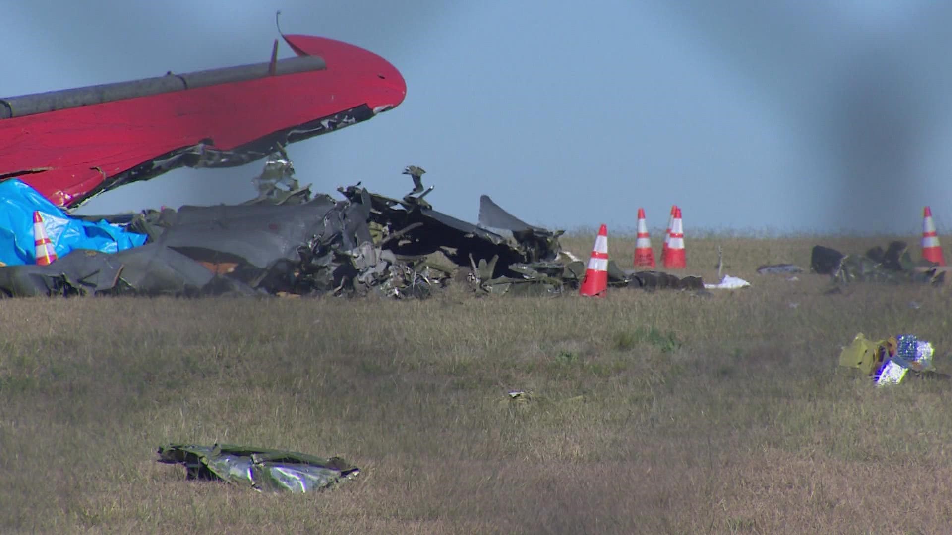 Video Two planes crash at Dallas air show