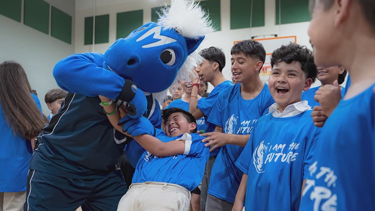 Dallas Mavs host fit clinic, donate shoes to North Texas students