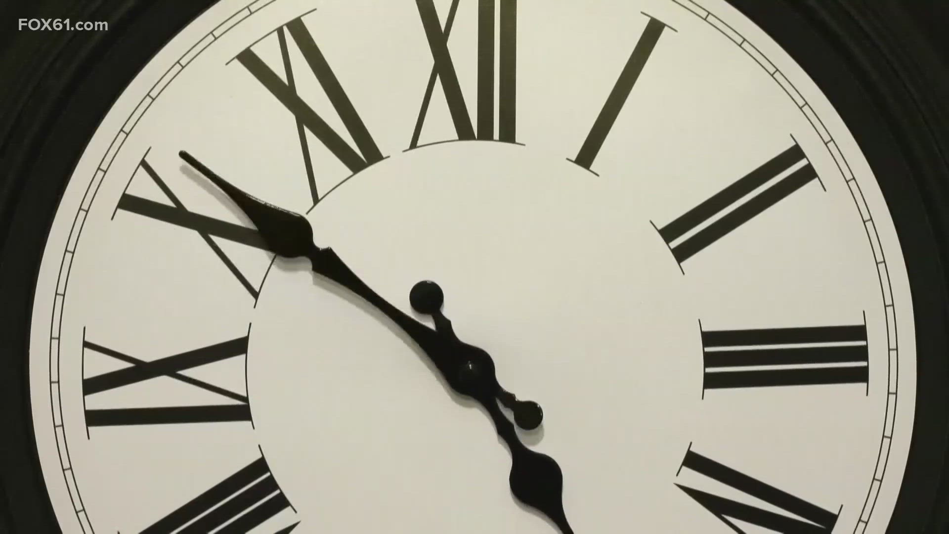 Most Americans are in favor of permanent daylight saving time, but health experts say there is a better option.